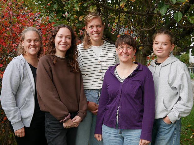 Foto des Teams der Geschäftsstelle. 4 Personen mit Schild Foto des Teams der Geschäftsstelle. 4 Personen mit Schild